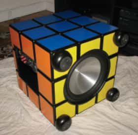 Enceinte de Zachary Paisley sous forme de Rubik’s Cube. © DR