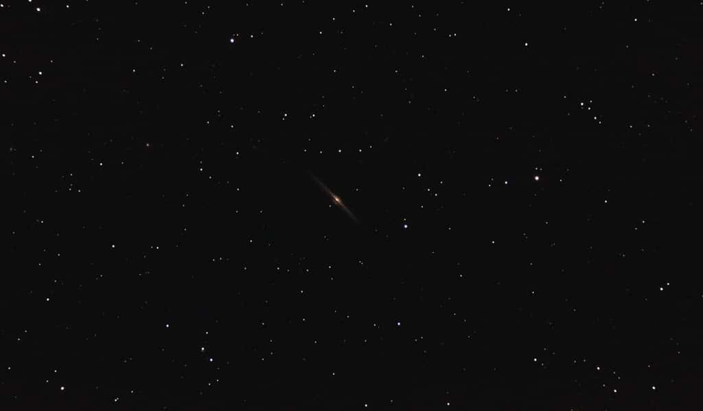 La galaxie NGC 4565 photographiée avec une lunette de 80 millimètres de diamètre. © Sylvain Wallart
