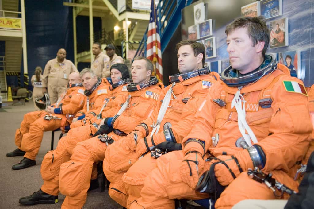 Les six membres de l'équipage STS-134 dont l'astronaute italien Roberto Vittori de l'Agence spatiale européenne. © Nasa