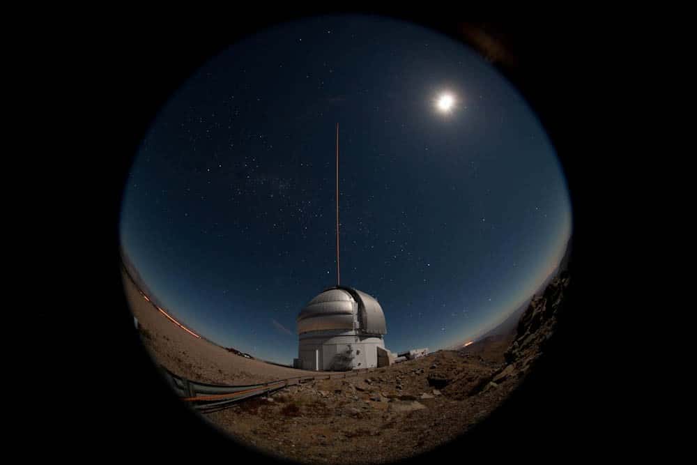 Le télescope Gemini sud et son nouveau laser mesurant la turbulence atmosphérique. © Gemini/Manuel Paredes