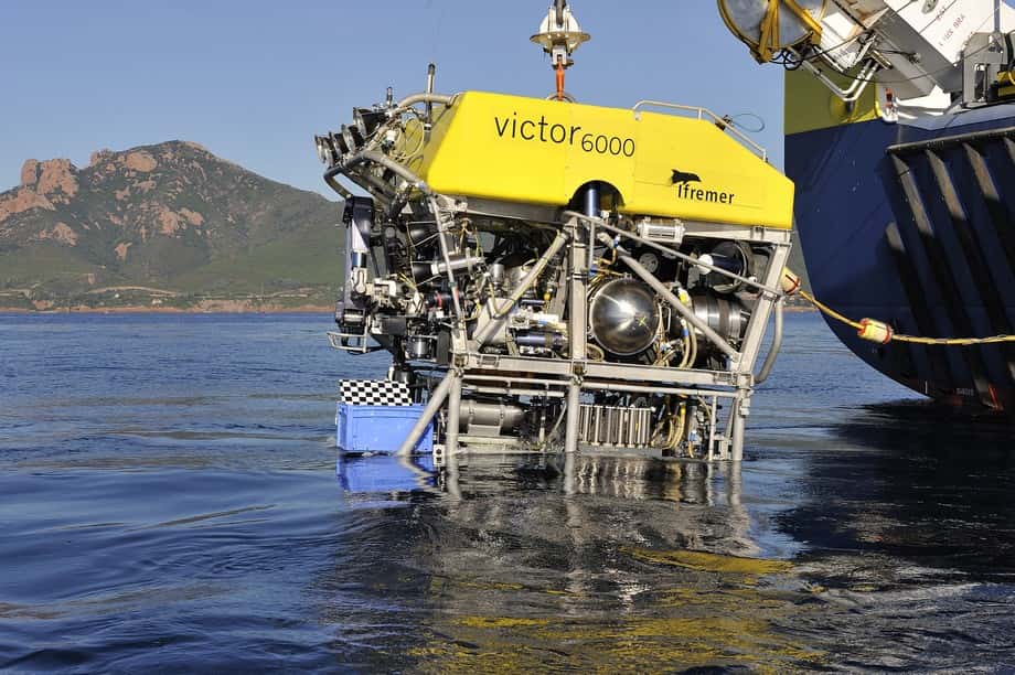 Le <em>Victor 6000</em> est un ROV, c'est-à-dire un engin téléguidé. Il est piloté depuis le navire auquel il est relié par un câble, qui lui apporte aussi l'énergie. © Ifremer