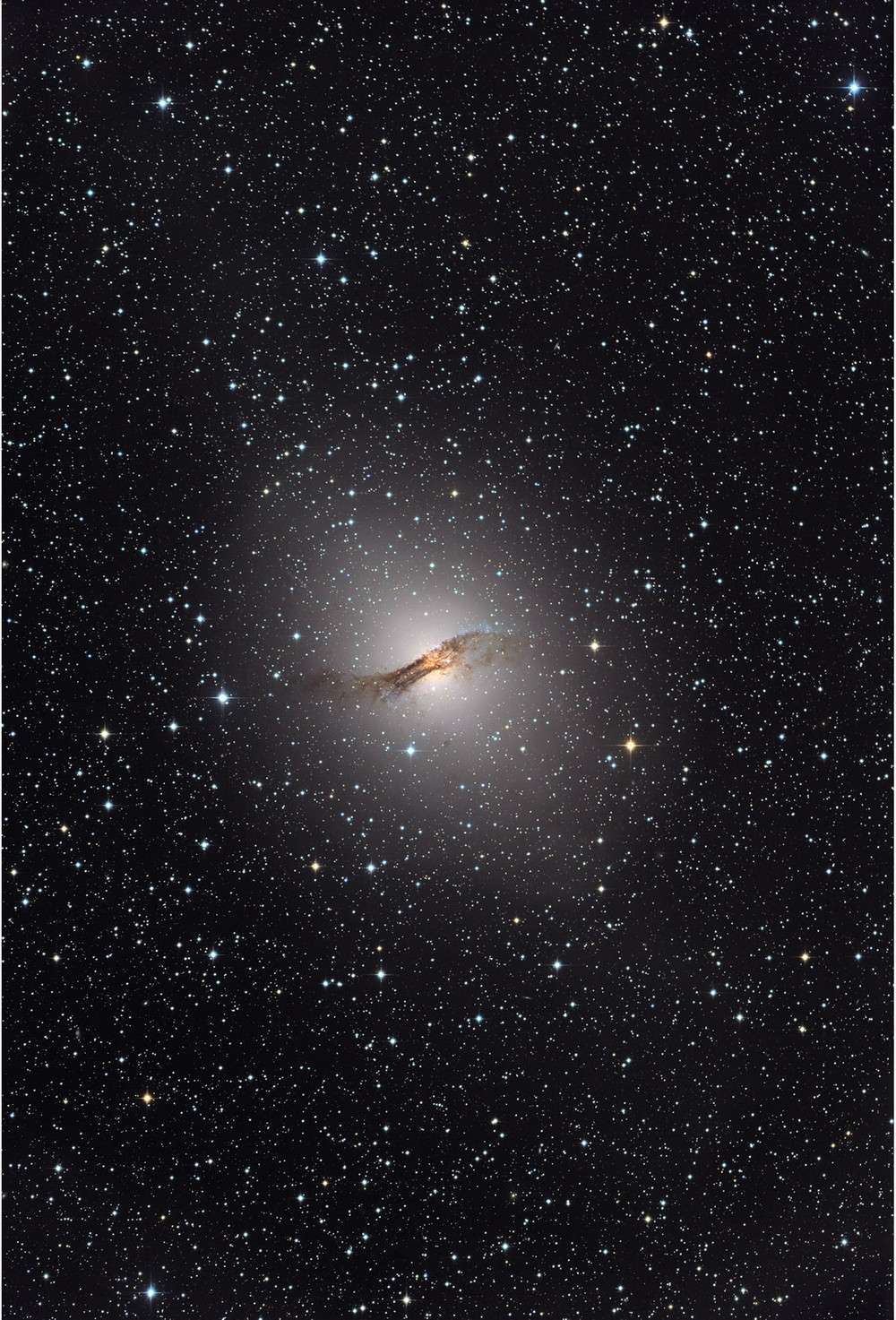 Centaurus A est la radiosource la plus proche de nous, nichée au centre de la galaxie NGC 5128. © Observatoire Capella