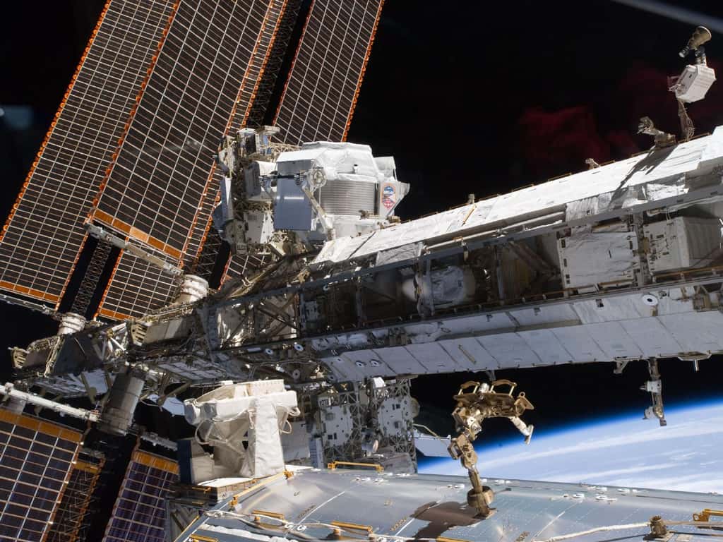 AMS-02 est bien visible en haut à gauche devant un panneau solaire de l'ISS. @ Nasa