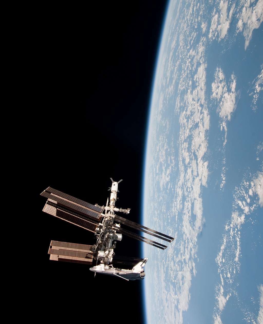 Cette image permet de se faire une idée de la taille de l'ISS en la comparant avec celle de la navette Endeavour, longue de 37 mètres pour une envergure de plus de 23 mètres. © Nasa
