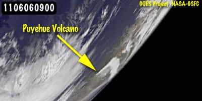 Le 6 juin à 11 h (heure française), le satellite de surveillance de l'environnement GOES-11 photographie sur l'horizon un nuage en forme de L : c'est le panache du volcan Puyehue. © Nasa/<em>NOAA GOES Project</em>/Dennis Chesters