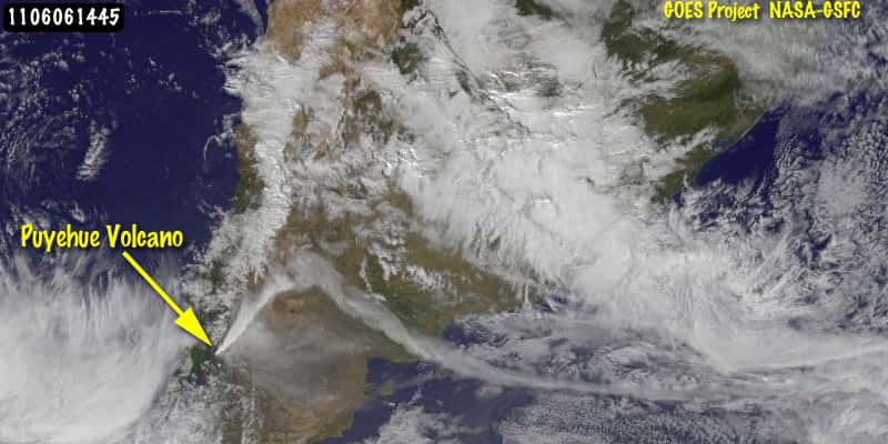 Le même 6 juin, à 16 h 45, un autre satellite GOES (le numéro 13) passe à la verticale du volcan. Le nord est en haut, l'océan Pacifique à gauche et l'Atlantique à droite. Le panache, bien dense, s'élève en s'éloignant vers le nord-est, jusqu'à une dizaine de kilomètres d'altitude, et est ensuite emporté vers l'est. Il passe au-dessus de l'Argentine et traverse ainsi tout le continent sud-américain, large ici d'à peine plus de 1.000 kilomètres. Buenos Aires est plus au nord, sous le massif nuageux. © Nasa/<em>NOAA GOES Project</em>/Dennis Chesters