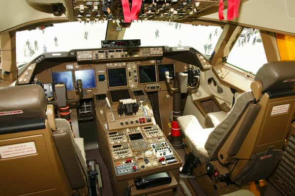 Le cockpit est fidèle aux habitudes de la maison, de la même manière que la famille Airbus (même le militaire A400M), et présente une grande homogénéité dans ce domaine. On remarque les imposants manches à balai. © David Barrie/AeroWeb-fr.net