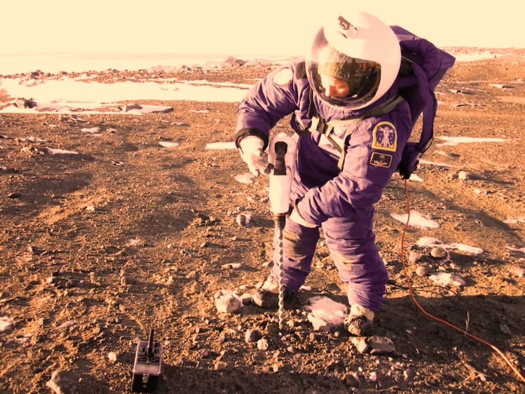Margarita Marinova semble occupée à forer dans le sol martien. © Jon Rask