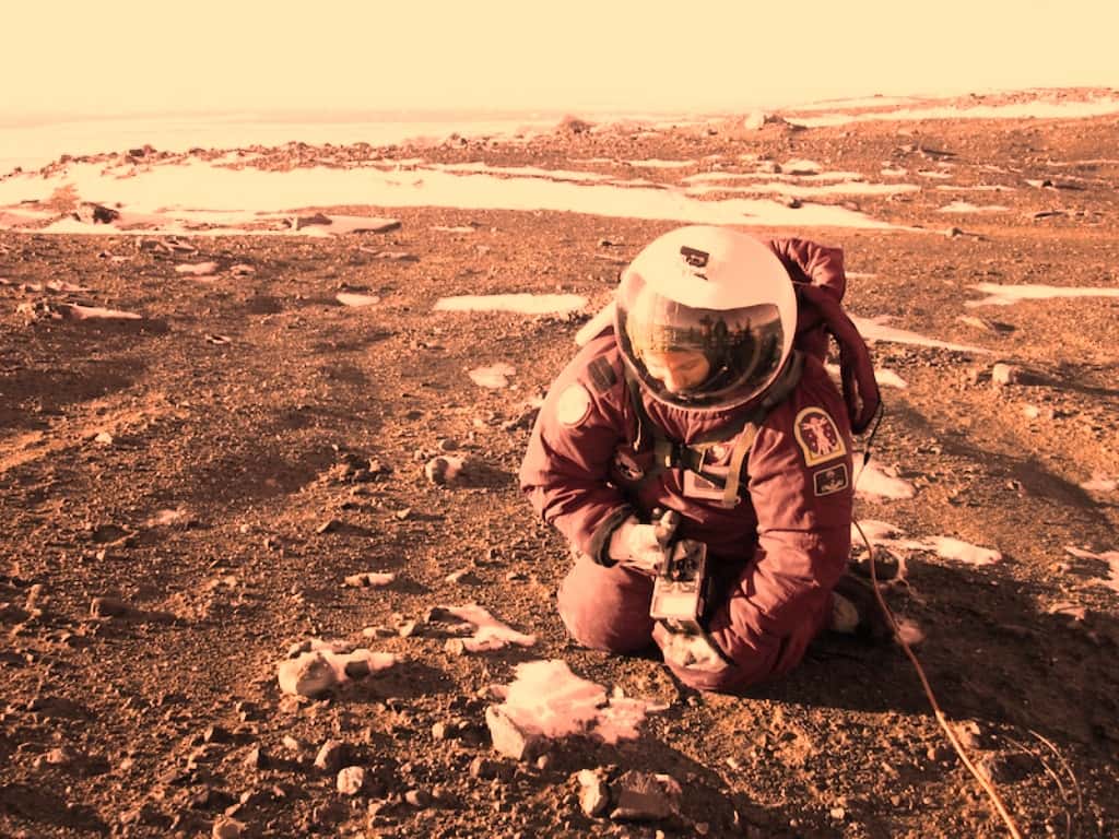 Margarita Marinova semble ici mesurer la radioactivité du sol martien à l'aide d'un compteur Geiger. © Jon Rask