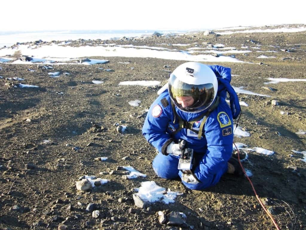 La vraie image montrant Margarita Marinova en train de tester un scaphandre pour une future mission martienne sur l'île de Marambio, au large de la péninsule de Palmer, en Antarctique. © Jon Rask