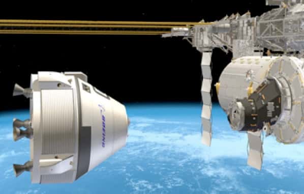 Vue d'artiste du CST-100 s'amarrant à la Station spatiale internationale. Ce projet de Boeing répond à une demande de la Nasa d'un véhicule réalisé par une entreprise privée pour relever les équipages de l'ISS après le retrait du service de la flotte de navettes spatiales. © Boeing