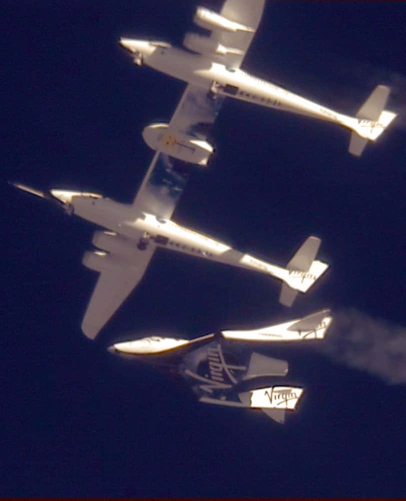 Le SpaceShip Two vient de se larguer de l'avion WhiteKnight Two, lors d'un vol d'essai en mai 2011. © Virgin Galactic