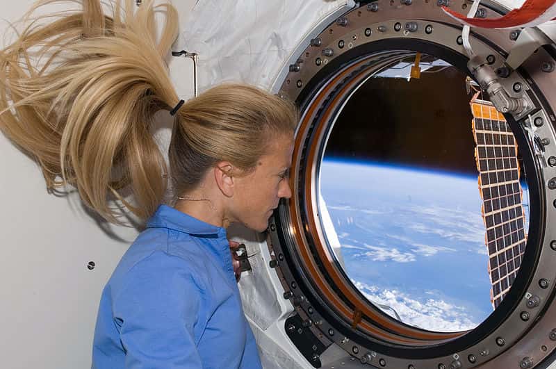 Pourquoi les astronautes (ici Karen Nyberg) seraient-ils les seuls à pouvoir observer la Terre de visu et en direct ? © Nasa