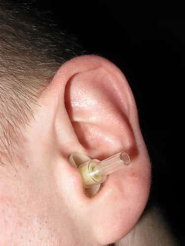 Les bouchons d'oreille permettent une occlusion du conduit auditif, protégeant ainsi les oreilles du bruit. © Santian, Flickr 2.0