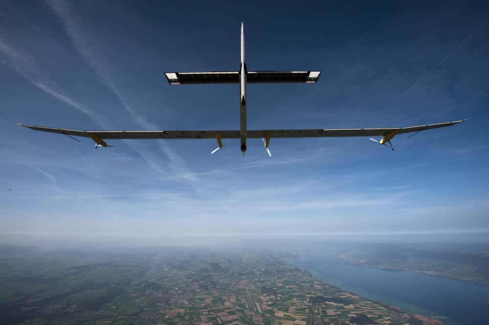 Le HB-SIA au-dessus de la Suisse. À droite, le lac de Neufchâtel. © Solar Impulse