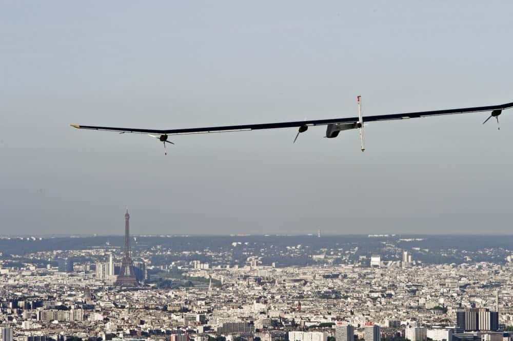 L'avion solaire HB-SIA quitte le Bourget, le 3 juillet 2011, et s'offre une vue sur la tour Eiffel. © Solar Impulse