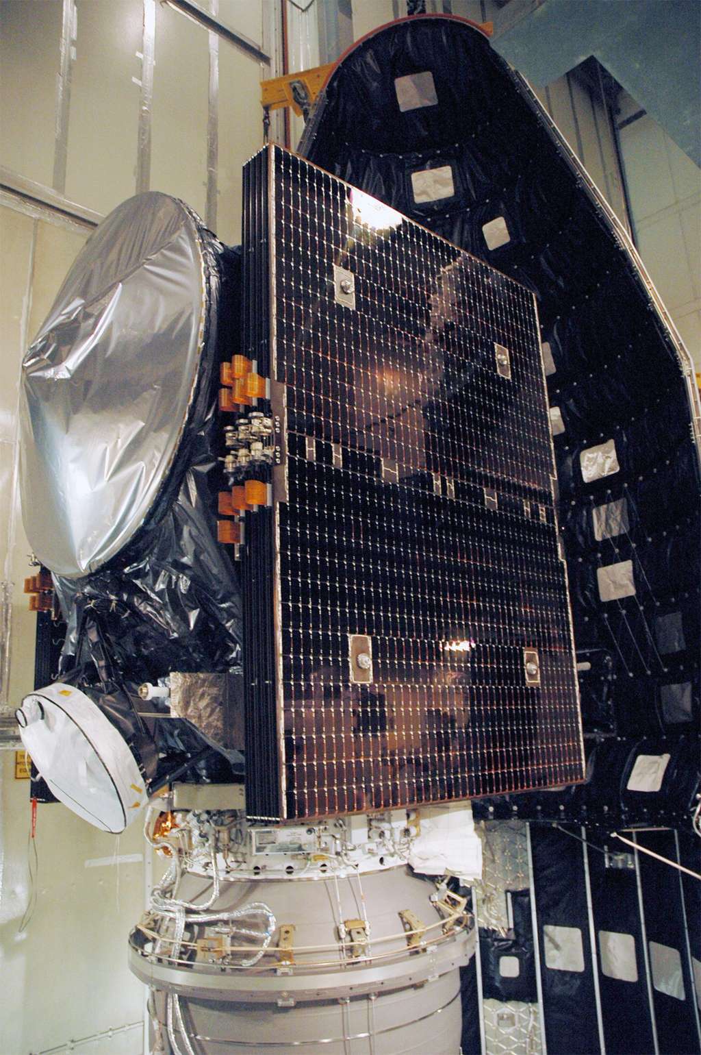 La sonde Dawn installée dans la coiffe de son lanceur Delta II en vue de son lancement en septembre 2007. © Nasa
