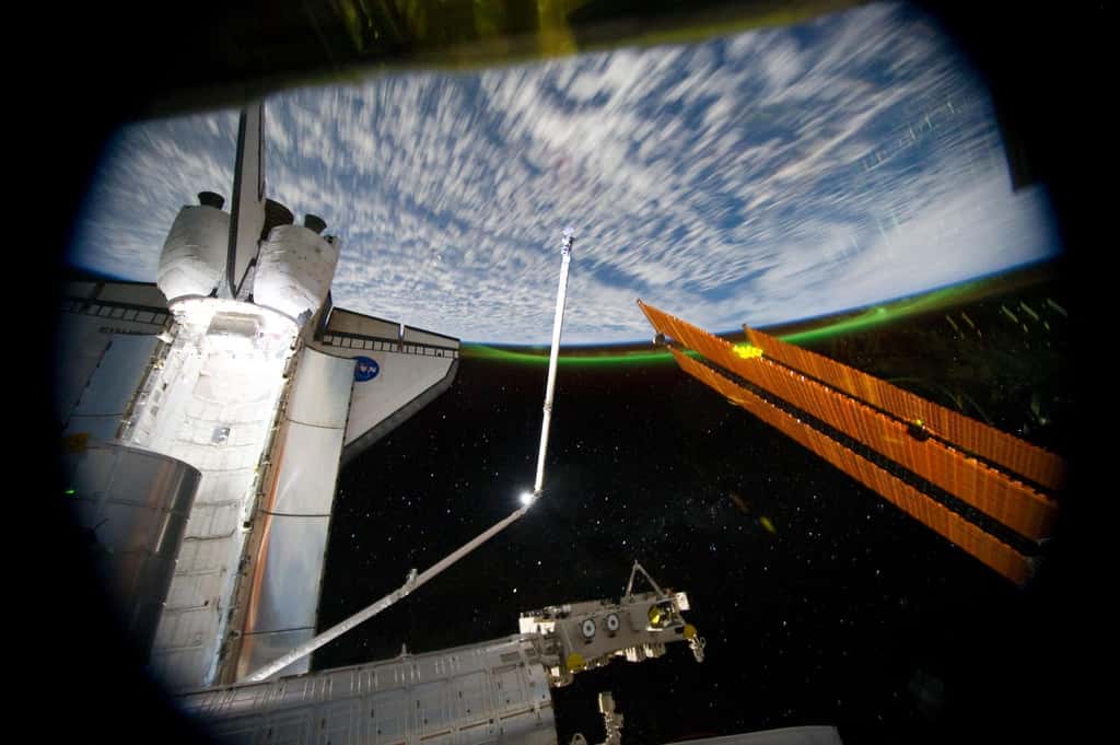 Aurore australe en vue pour les équipages de la navette et de l'ISS le 14 juillet dernier. © Nasa 