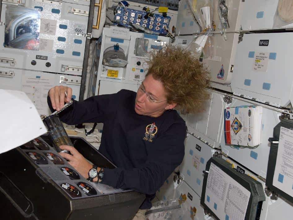 Sandy Magnus pendant les opérations de transfert de matériel entre l'ISS et la navette, dans un sens et dans l'autre puisque la navette peut redescendre du fret sur Terre, à la différence des autres engins existants, capsules russes, ATV européen ou HTV japonais. © Nasa