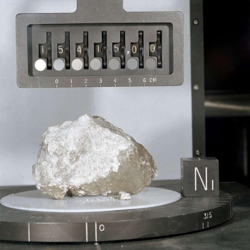 La pierre de Genèse, vieille de plus de 4 milliards d'années, fut découverte par Scott au cours d'une des trois sorties effectuées sur la Lune par l'équipage d'Apollo 15. © Nasa