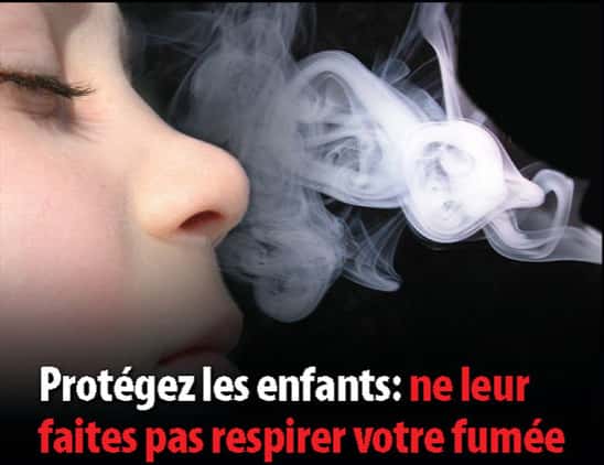 Depuis février 2011, les paquets de cigarettes présentent des images et messages afin d'inciter les fumeurs à prendre en compte les effets secondaires du tabac. Ici, le tabagisme passif des enfants est dénoncé. © DR