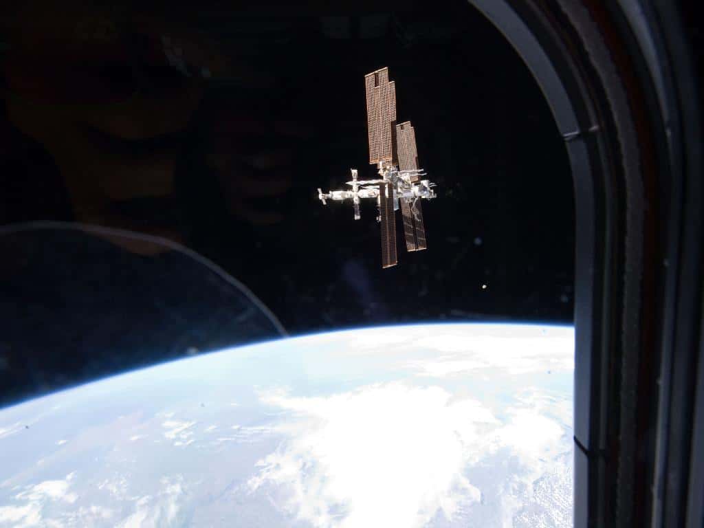 L'ISS photographiée depuis Atlantis le 19 juillet 2011 selon un point de vue original. On voit ici la Station par son flanc, avec la partie russe à gauche (on voit les vaisseaux Soyouz et Progress), constituant la poupe du grand vaisseau spatial. À droite, les laboratoires Columbus (européen) et Kibo (japonais), situés sur la proue. L'ISS avance donc dans l'espace vers la droite. © Nasa