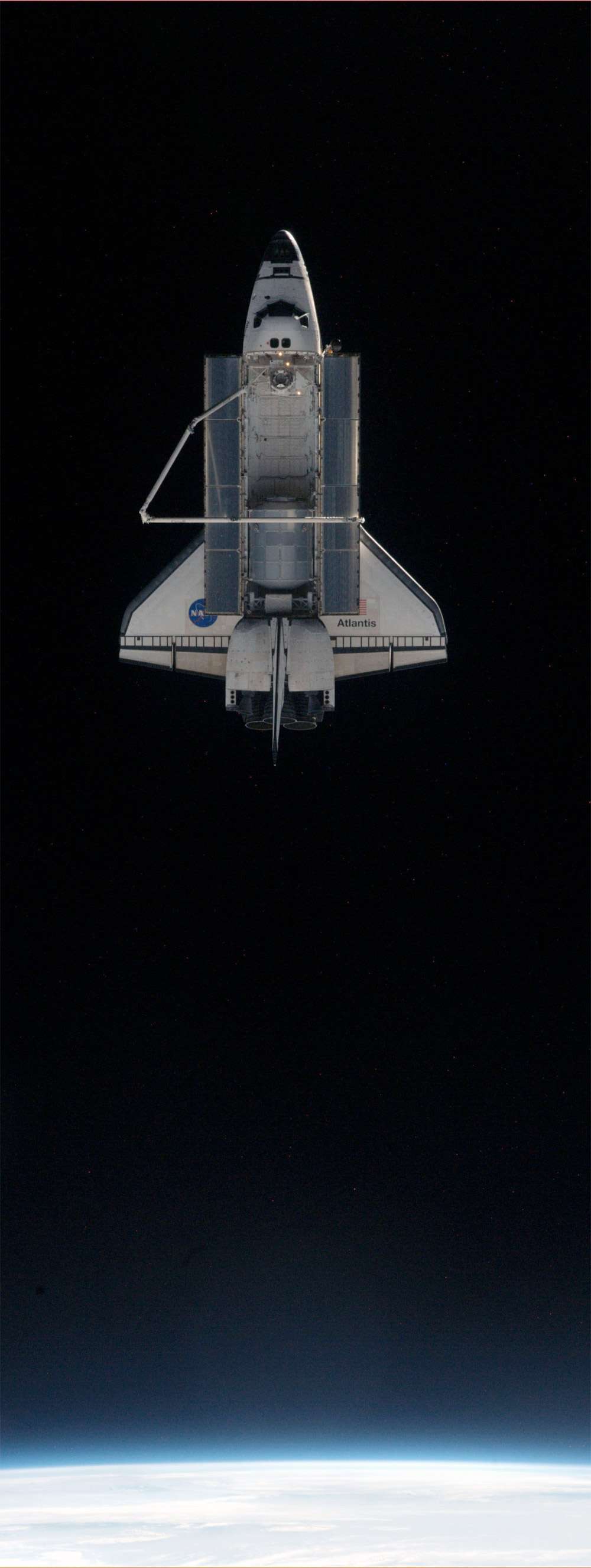 Après 37 missions à destination de l'ISS, Atlantis, photographiée ici le 19 juillet après son désamarrage de l'ISS, est la dernière navette à quitter ce formidable Meccano spatial qu'elle a permis de construire. © Nasa