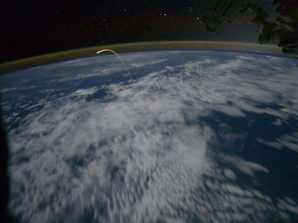 Depuis la Station spatiale internationale, l'équipage de l'Expédition 28 a suivi la rentrée dans l'atmosphère de la navette Atlantis. On voit ici la traînée lumineuse, générée par l'élévation de température provoquée par le frottement de l'air. © Nasa
