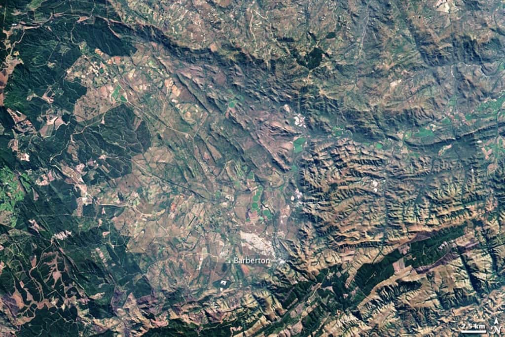 Sur cette image du satellite Landsat, on voit la ville de Barberton et ses montagnes environnantes où l'on trouve des roches datant de plus de 3 milliards d'années. © Nasa-Jesse Allen