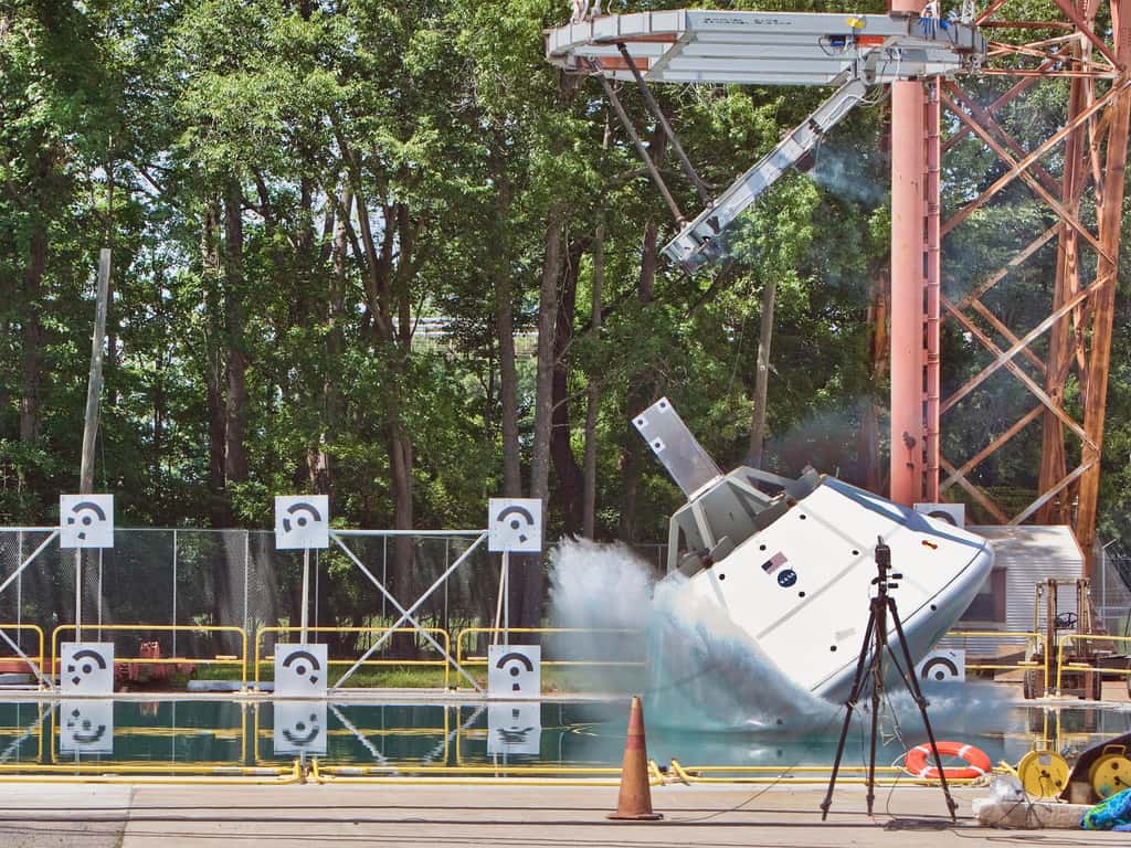 D’un poids de plus de 10 tonnes et se déplaçant à quelque 40 km/h, cette maquette simule l’amerrissage d’Orion-MPCV de retour d’une mission martienne ou sur un astéroïde. © Nasa/Sean Smith