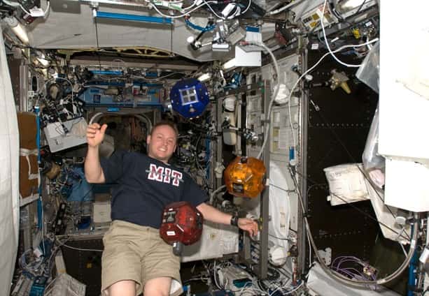Dans l'ISS, Michael Fincke, commandant de l'Expédition 18, en 2009, travaille (s'amuse ?) avec les trois Spheres présentes dans la Station depuis 2006. © Nasa