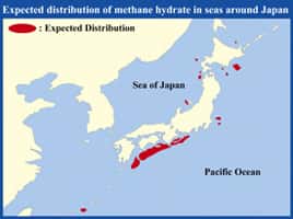 En rouge, les zones susceptibles de renfermer des hydrates de méthane autour du Japon. Le test de mars 2013 aura lieu dans la portion de droite de la grande bande, au sud de l'île. © Jogmec