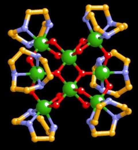 La molécule magnétique Fe<sub>8</sub> et ses ligants. En vert, les atomes de fer, en rouge ceux d'oxygène, en bleu ceux d'azote. © UniMoRe