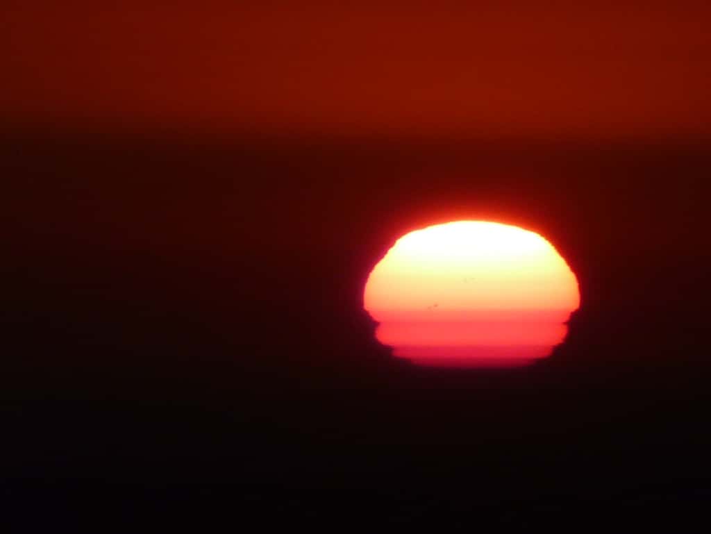 Photographié à l'aube du 2 août, le Soleil présentait plusieurs taches. © <a href="http://montreurdimages.blogspot.com/2011/08/des-taches-sur-le-soleil.html" title="J-B Feldmann" target="_blank">J.-B. Feldmann</a>