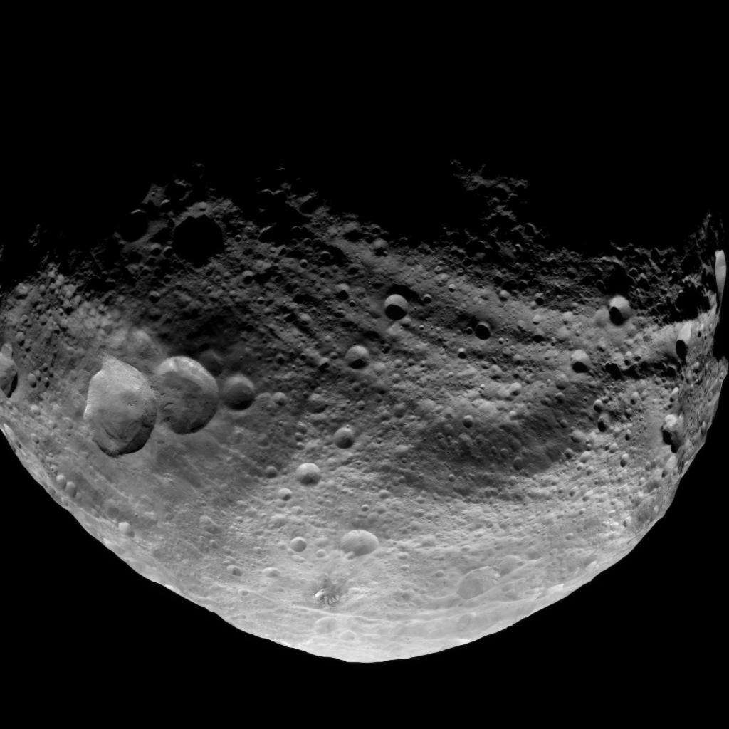 Les trois cratères sur la gauche à la surface de Vesta ont été baptisés le « bonhomme de neige ». © Nasa/JPL-Caltech/UCLA/MPS/DLR/IDA