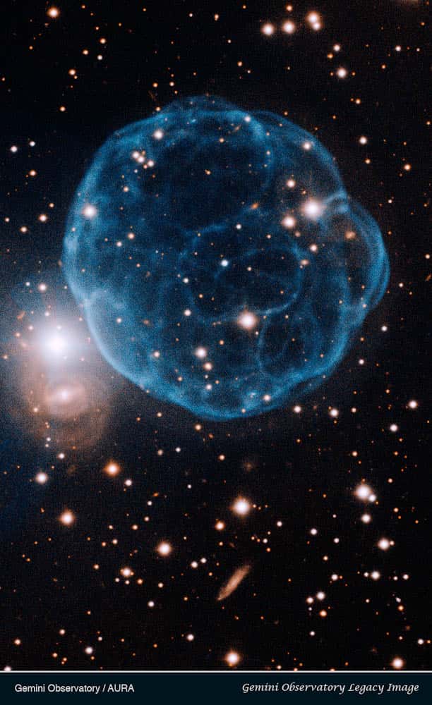 Avec sa forme de ballon de football, Kr 61 apporte un peu plus d'exotisme dans la famille des nébuleuses planétaires. © <em>Gemini Observatory</em>/Aura