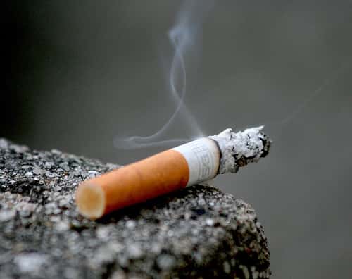 Les risques de cancer du poumon sont sensiblement augmentés en fonction du temps entre réveil et première cigarette ! © Lanier 67 nc-nd 2.0