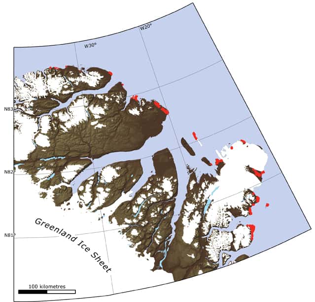 Un des deux lieux d'étude sur lequel les nombreux prélèvements ont été réalisés s'étend sur 500 km de côte au nord-est du Groenland, jusqu'à plus de 83 °N de latitude. Les marques rouges indiquent les zones présentant des rides de plages. © <em>University of Copenhagen</em>
