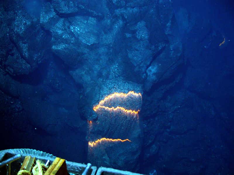 Les <em>pillow lavas</em>, ou « laves en coussin », sont typiques des éruptions volcaniques sous-marines. Elles se forment lorsque la roche en fusion à plus de 1.250 °C entre en contact avec l'eau froide de l'océan. © NOAA, Wikipedia, DP