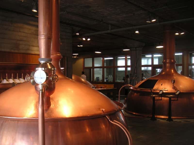 Dans les brasseries industrielles, la fermentation a lieu dans d'immenses cuves, parfois en cuivre comme ici à la Anchor Brewing Company à San Francisco. © ibison4, Flickr, CC by-nc-sa 2.0