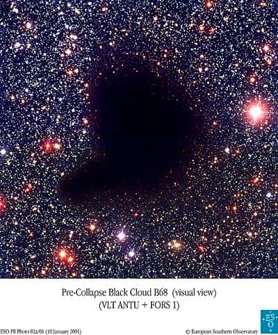 Un globule de Bok, comme celui visible sur cette image, est un amas sombre de poussières et de gaz du milieu interstellaire au sein duquel peut commencer la naissance d'étoiles. Ils contiennent de l'hydrogène moléculaire, des oxydes de carbone, de l'hélium et environ 1 % de poussières de silicates pour un volume d'environ une année-lumière et 10 à 50 masses solaires. © ESO 