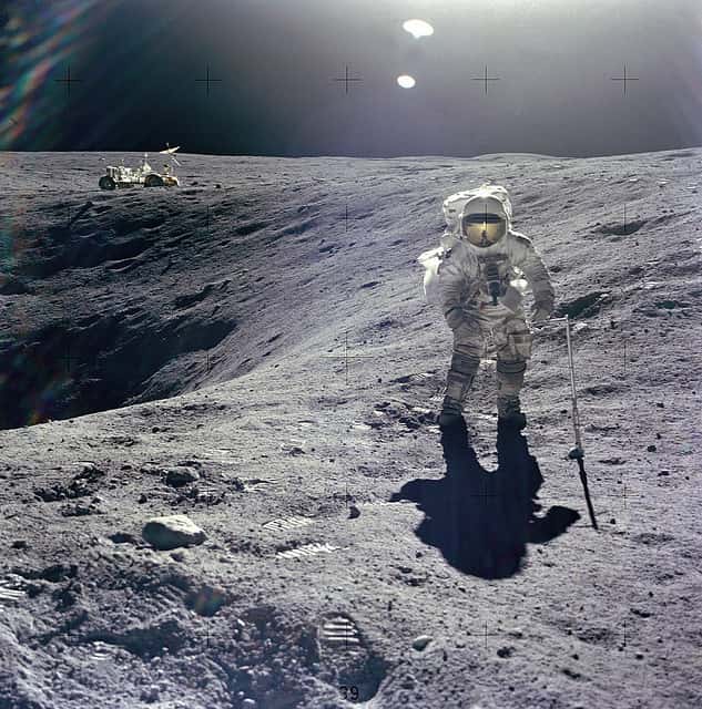La « jeep lunaire » en arrière plan, utilisée lors de la mission Apollo 16, a été, comme beaucoup d'équipements, abandonnée sur place. Un musée lunaire rassemblant ces témoignages de l'aventure spatiale verra-t-il le jour ? © Nasa, Flickr, CC by-sa 2.0