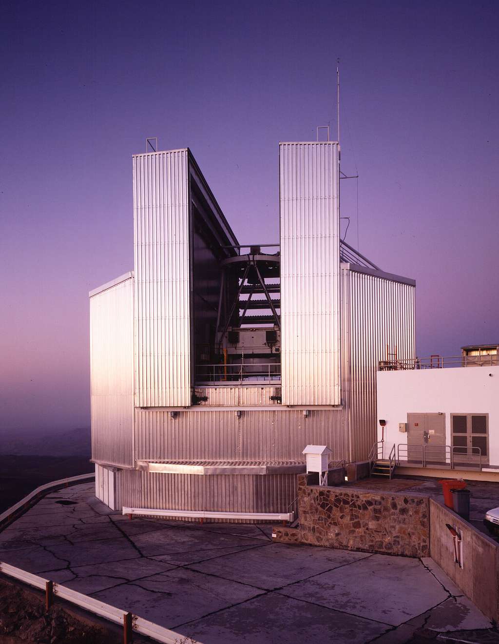 Le <em>New Technology Telescope</em> (NTT), un des fleurons de l'observatoire de La Silla au Chili. © ESO