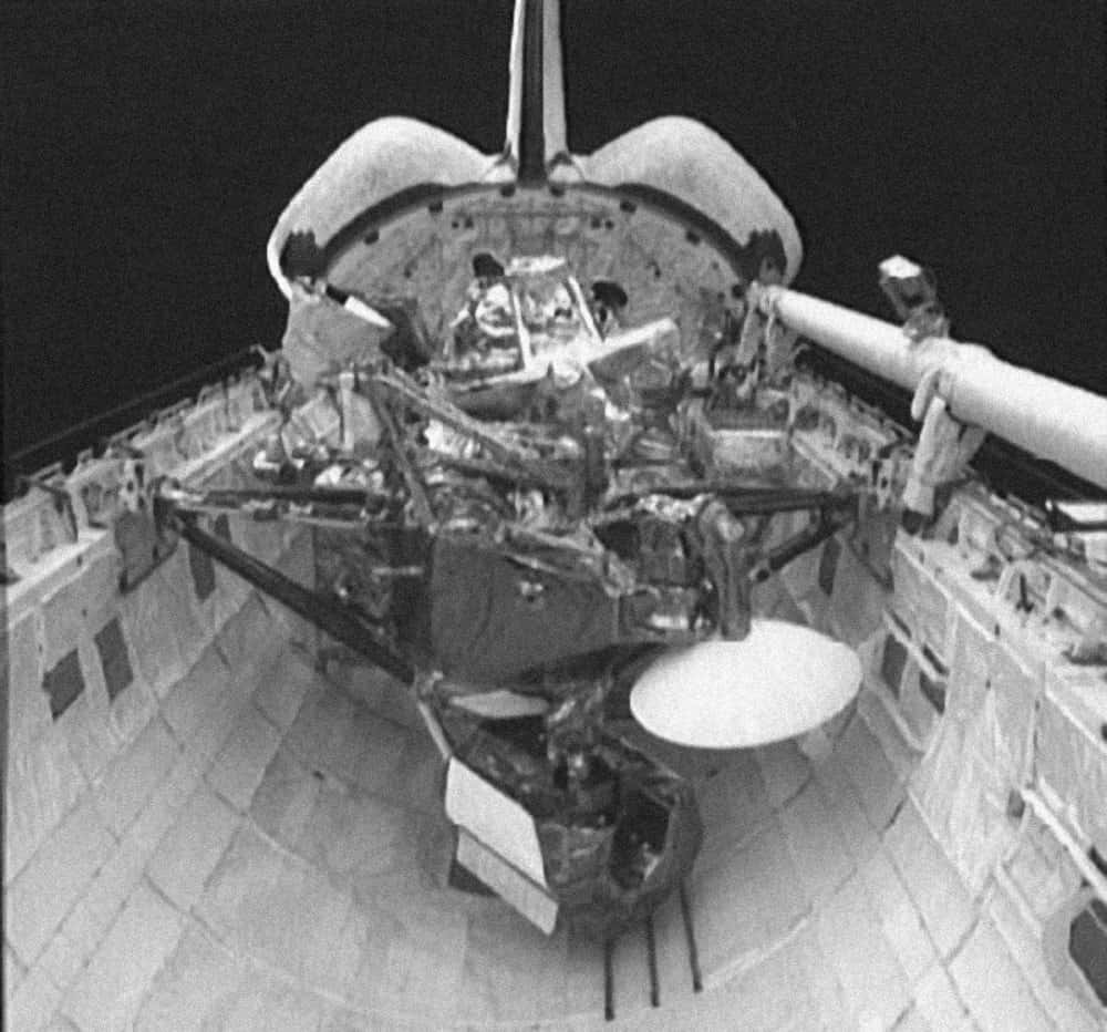 Le satellite UARS dans la soute de Discovery en septembre 1991. © Nasa