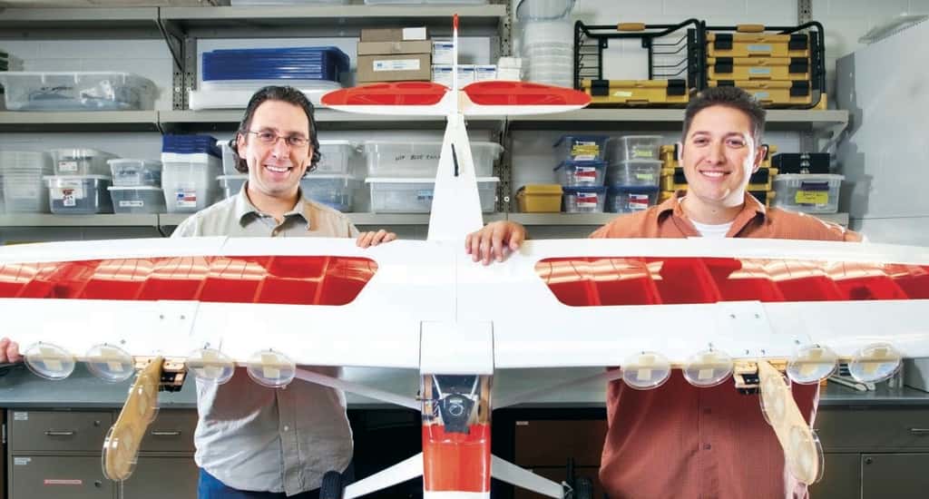 Les chercheurs Shane Ross (à gauche) et David Schmale, du <em>Virginia Tech</em> avec le modèle réduit télécommandé servant à collecter les spores dans les airs. © <em>College of engineering, Virginia Tech</em>, DR
