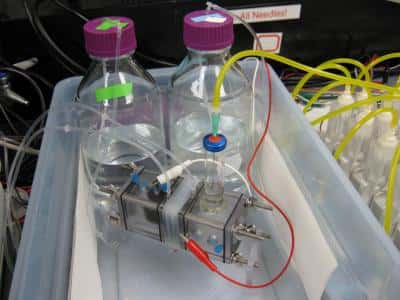 L'appareillage installé dans le laboratoire de Bruce Logan, à la <em>PennState University</em>, produit bien de l'hydrogène. Mais il est encore loin, très loin, d'un modèle commercialisable. © Bruce Logan <em>et al.</em>