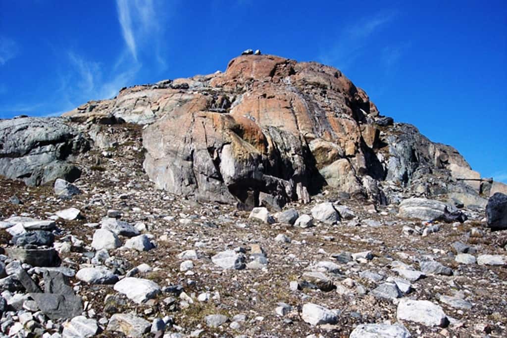 Un affleurement de serpentinite dans la région d'Isua (Groenland) où l'on trouve les plus vieilles roches du monde. © <em>Stanford University</em>
