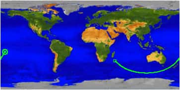 La trajectoire du satellite UARS après son entrée dans l'atmosphère, au-dessus de l'océan Indien, près de Madagascar. Le satellite en perdition a poursuivi sa course vers le Pacifique sud, tout en se consumant. Les derniers débris devraient avoir atteint l'archipel des Samoa, à gauche sur cette image. © Nasa