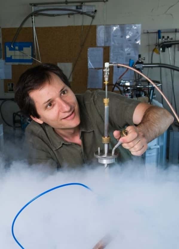 Le physicien Julien Bobroff dans son laboratoire. © B. Rajeau, Photothèque CNRS-2011