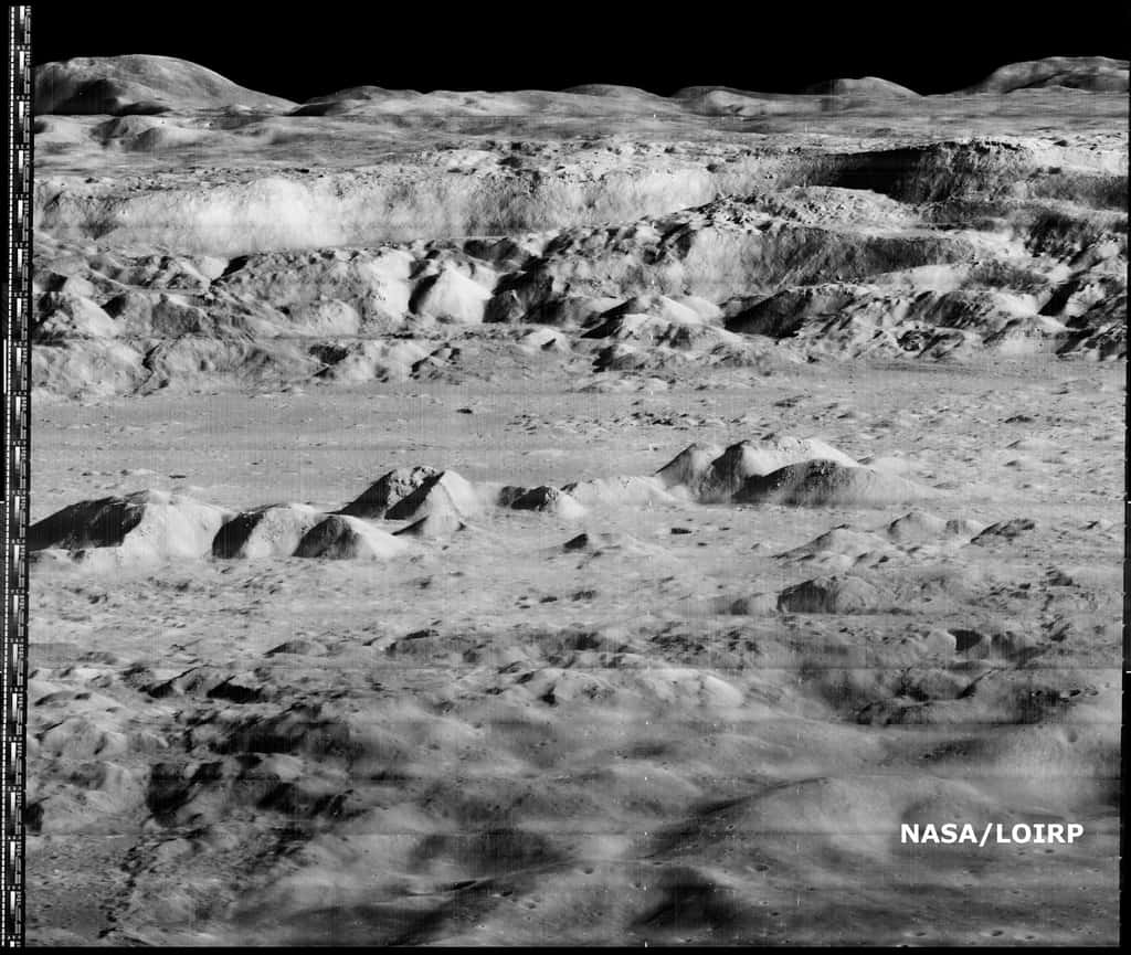 L'intérieur du cratère lunaire Copernic photographié en 1966 par la sonde américaine Lunar Orbiter 2. © Nasa/Loirp